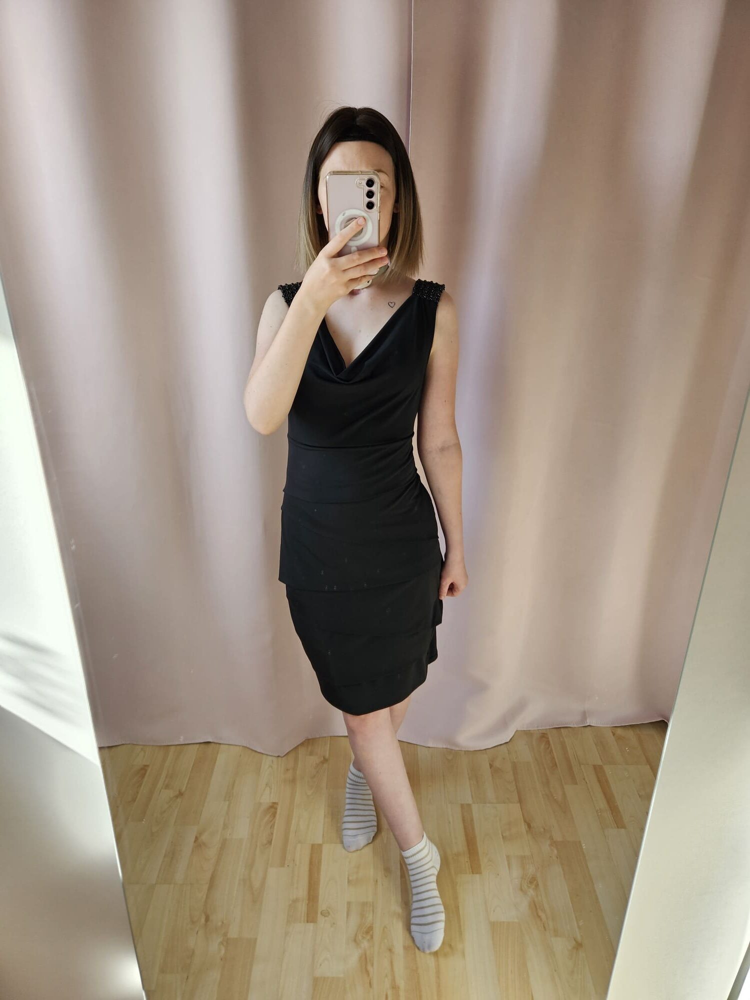 Sukienka z lejącym dekoltem i koralikami M