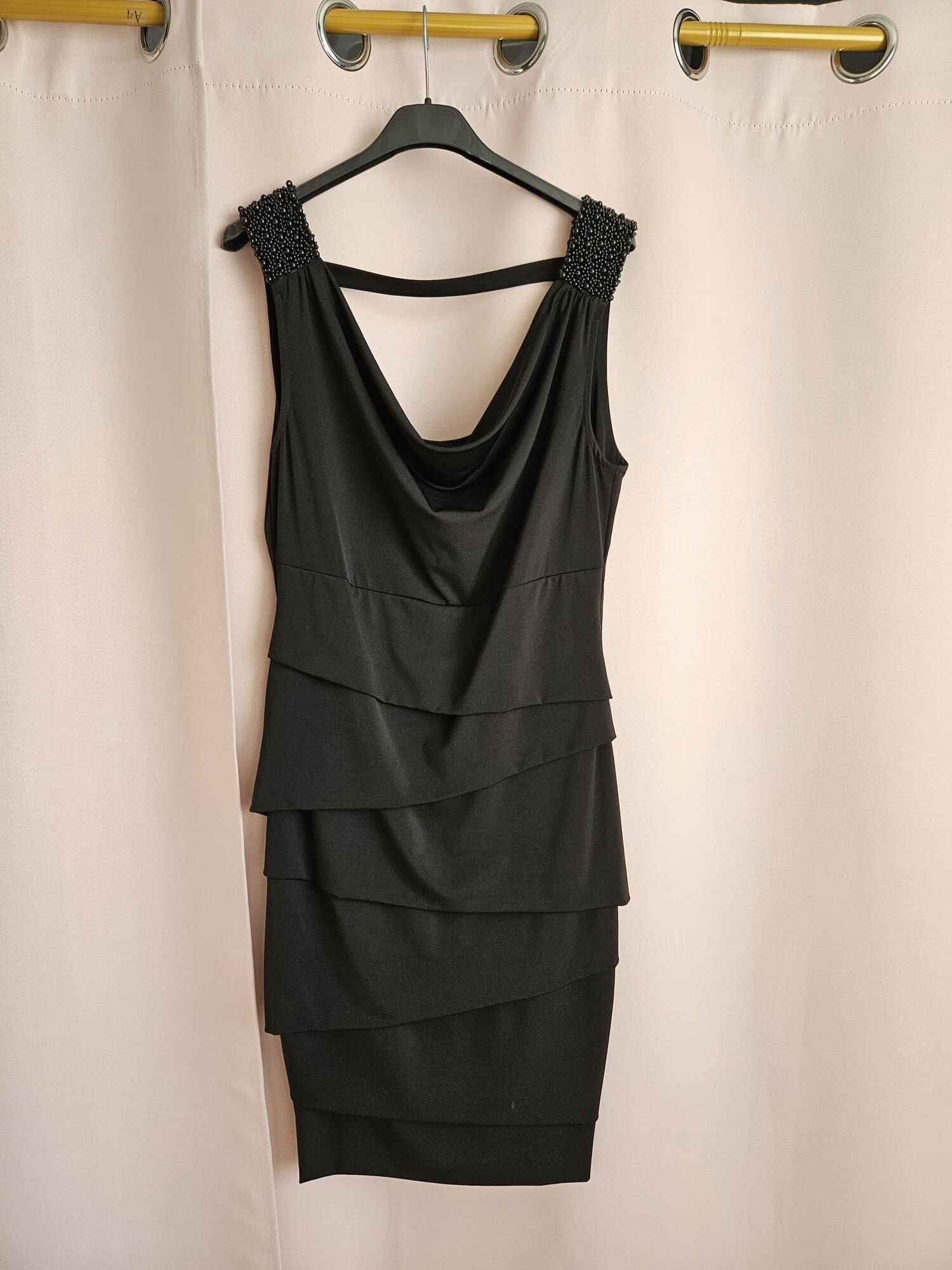 Sukienka z lejącym dekoltem i koralikami M - obrazek 2