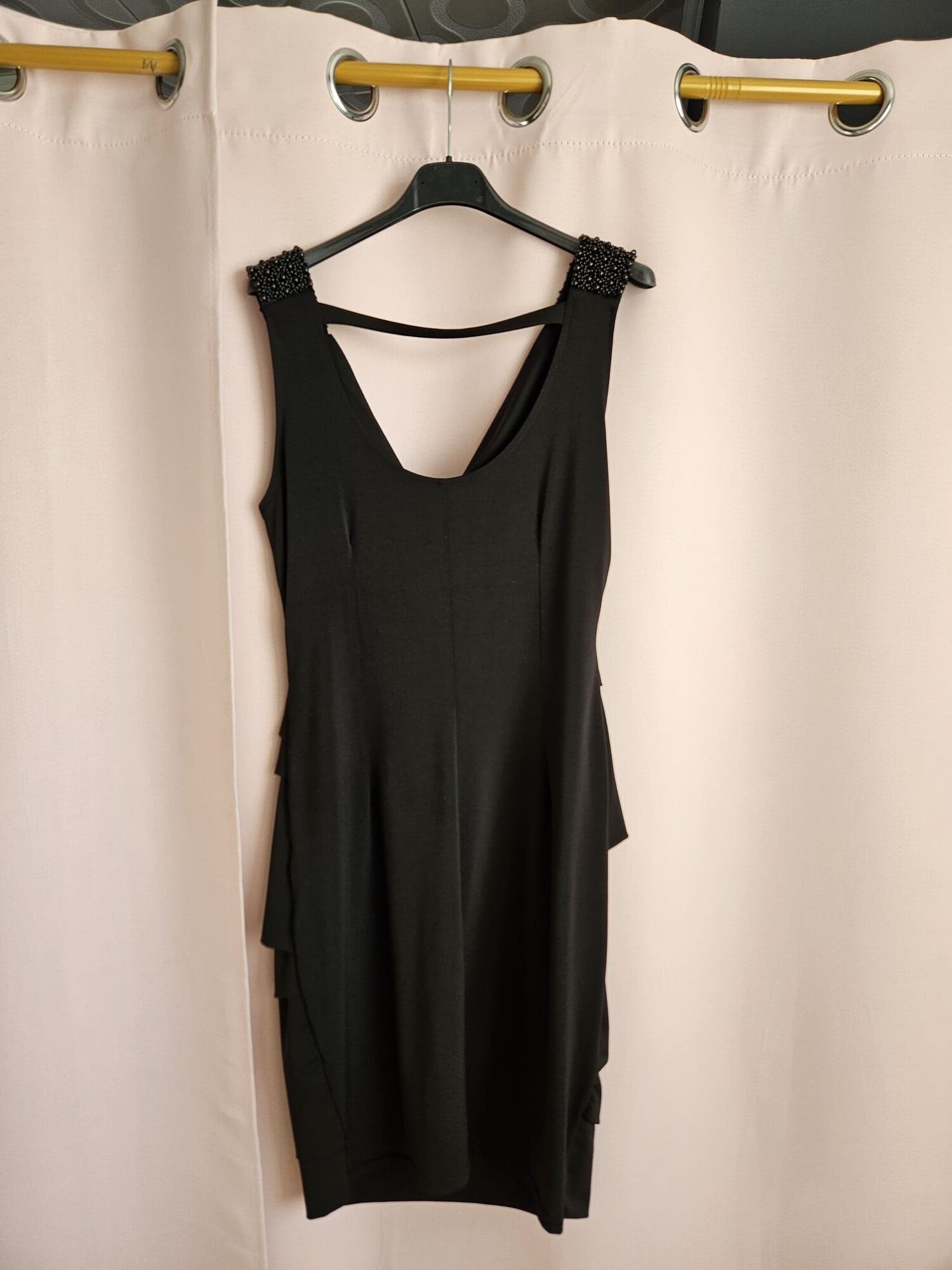 Sukienka z lejącym dekoltem i koralikami M - obrazek 3