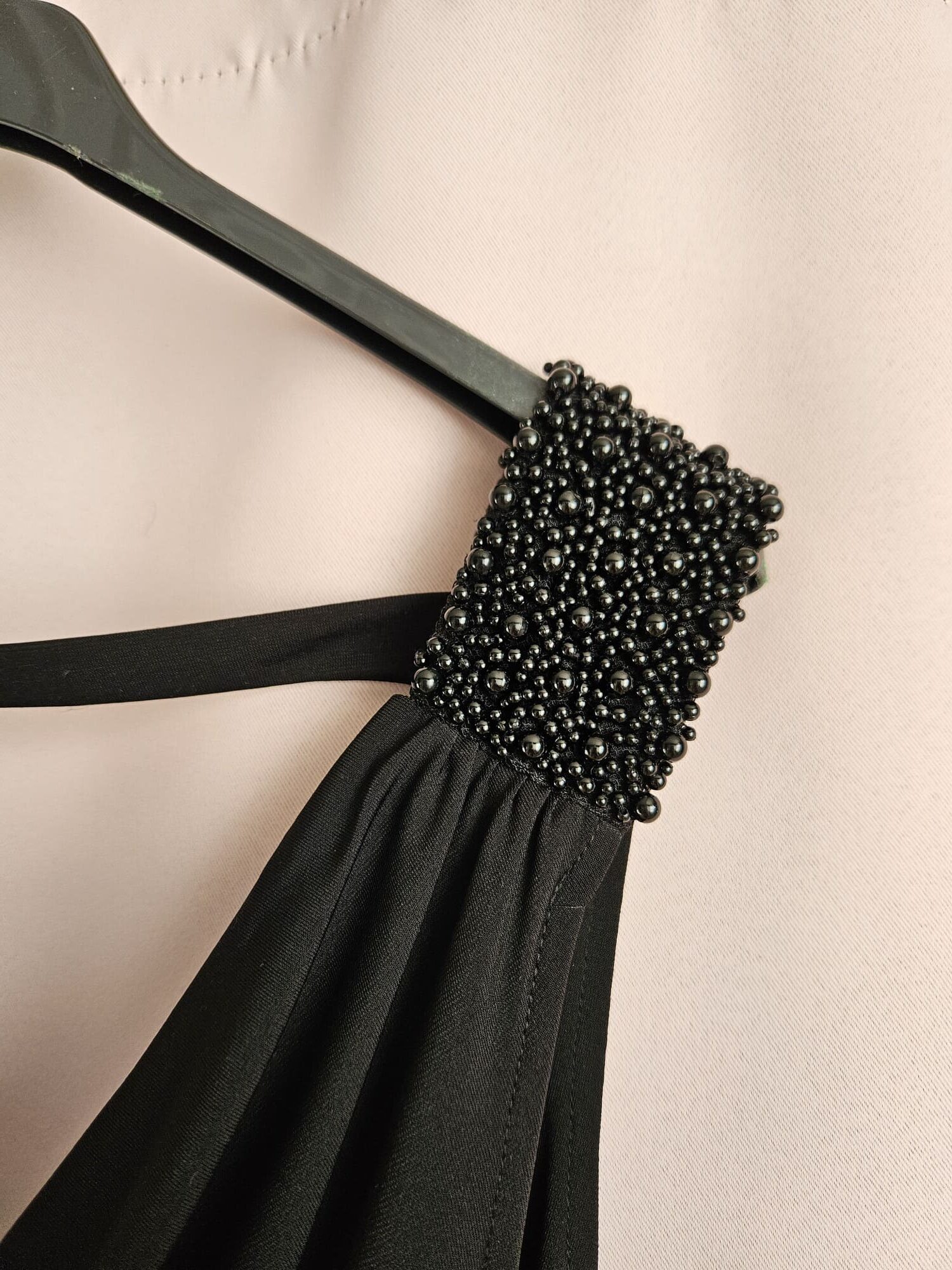 Sukienka z lejącym dekoltem i koralikami M - obrazek 5