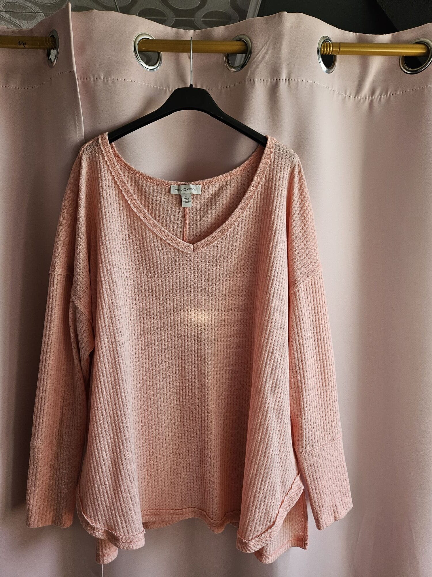 Brzoskwinowy sweter z dekoltem V i rozcięciami Uniwersalny - obrazek 2