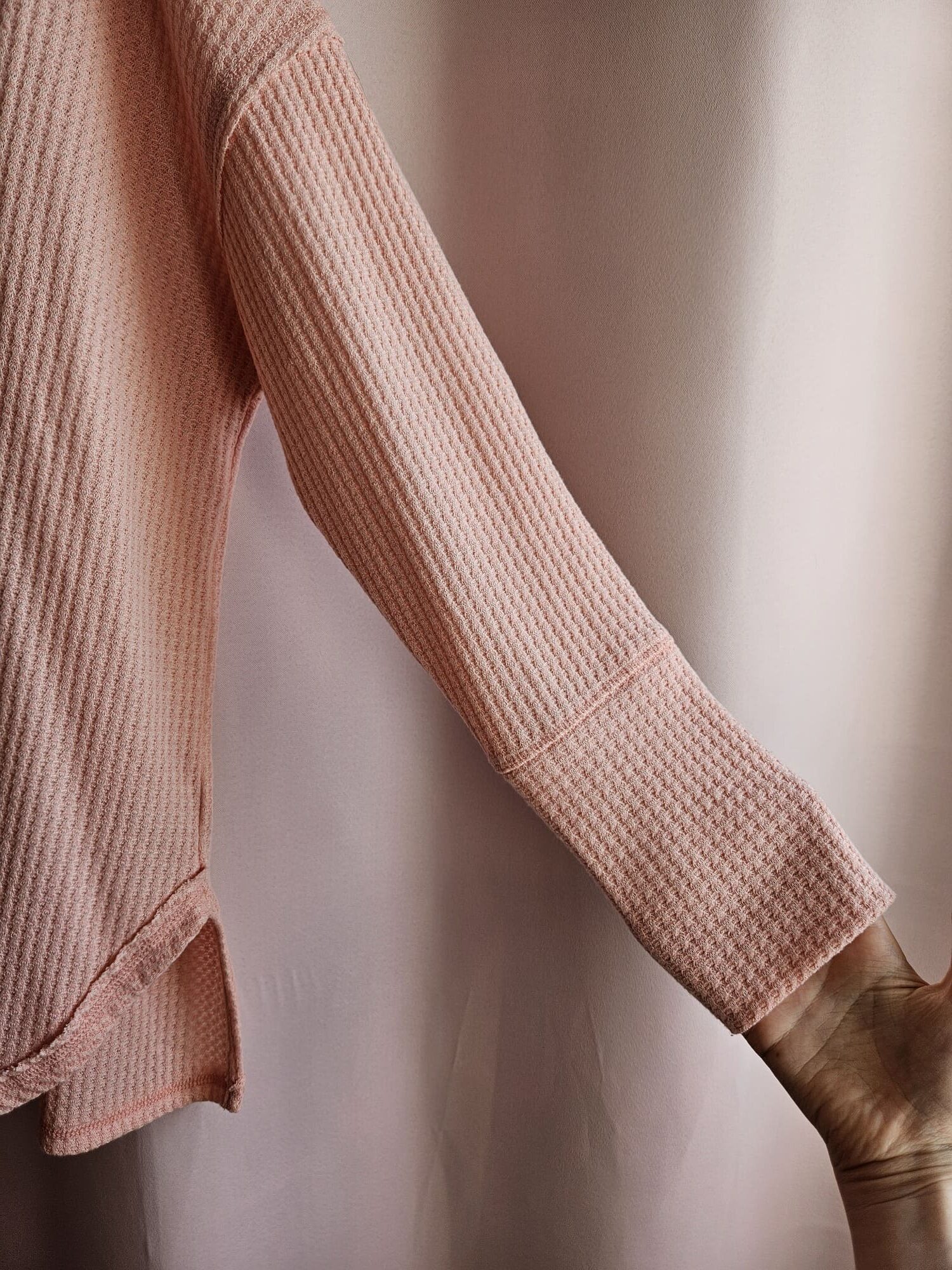 Brzoskwinowy sweter z dekoltem V i rozcięciami Uniwersalny - obrazek 3