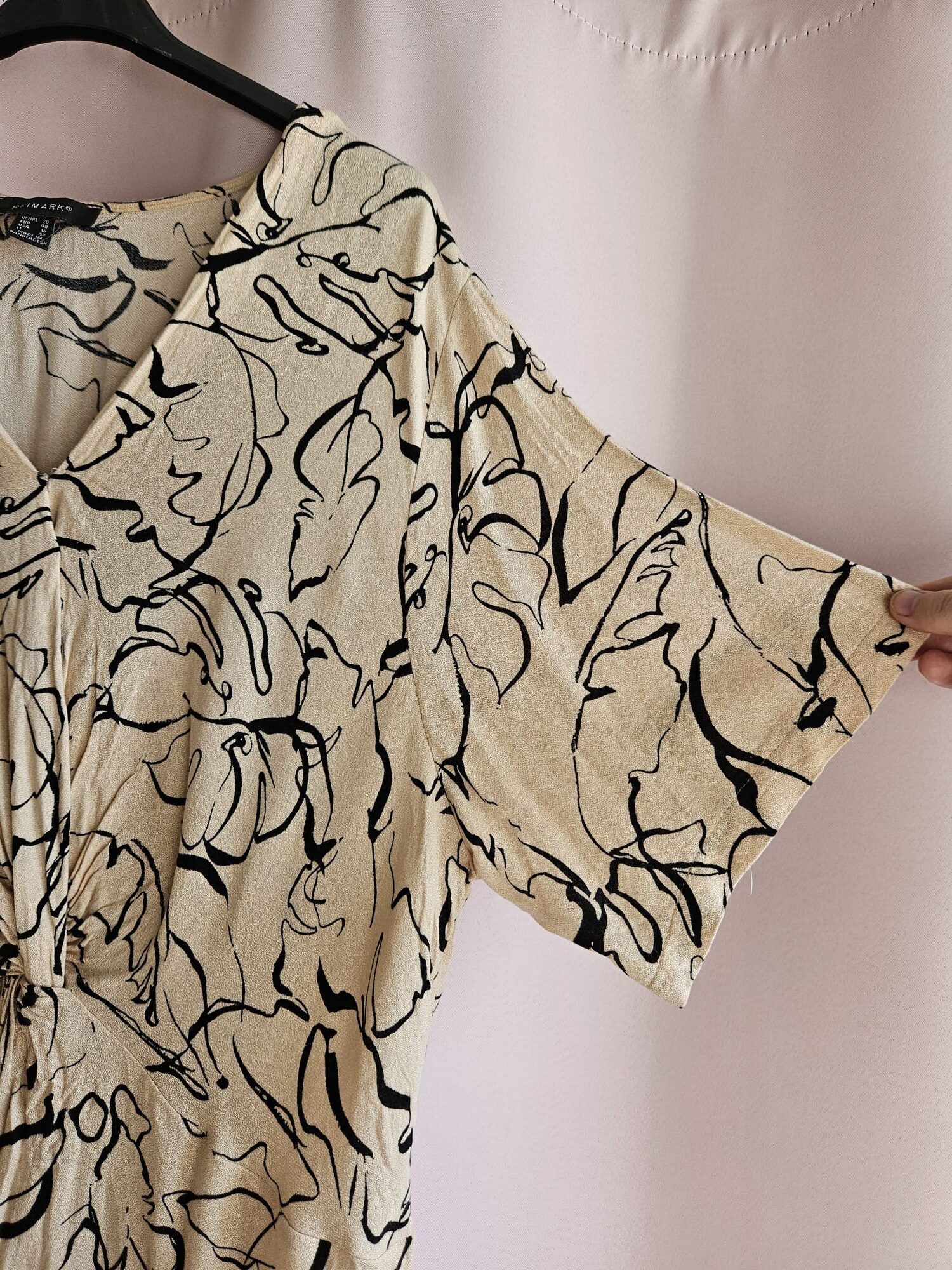 Beżowa bluzka w czarne wzory, wiązanie 4XL - obrazek 3