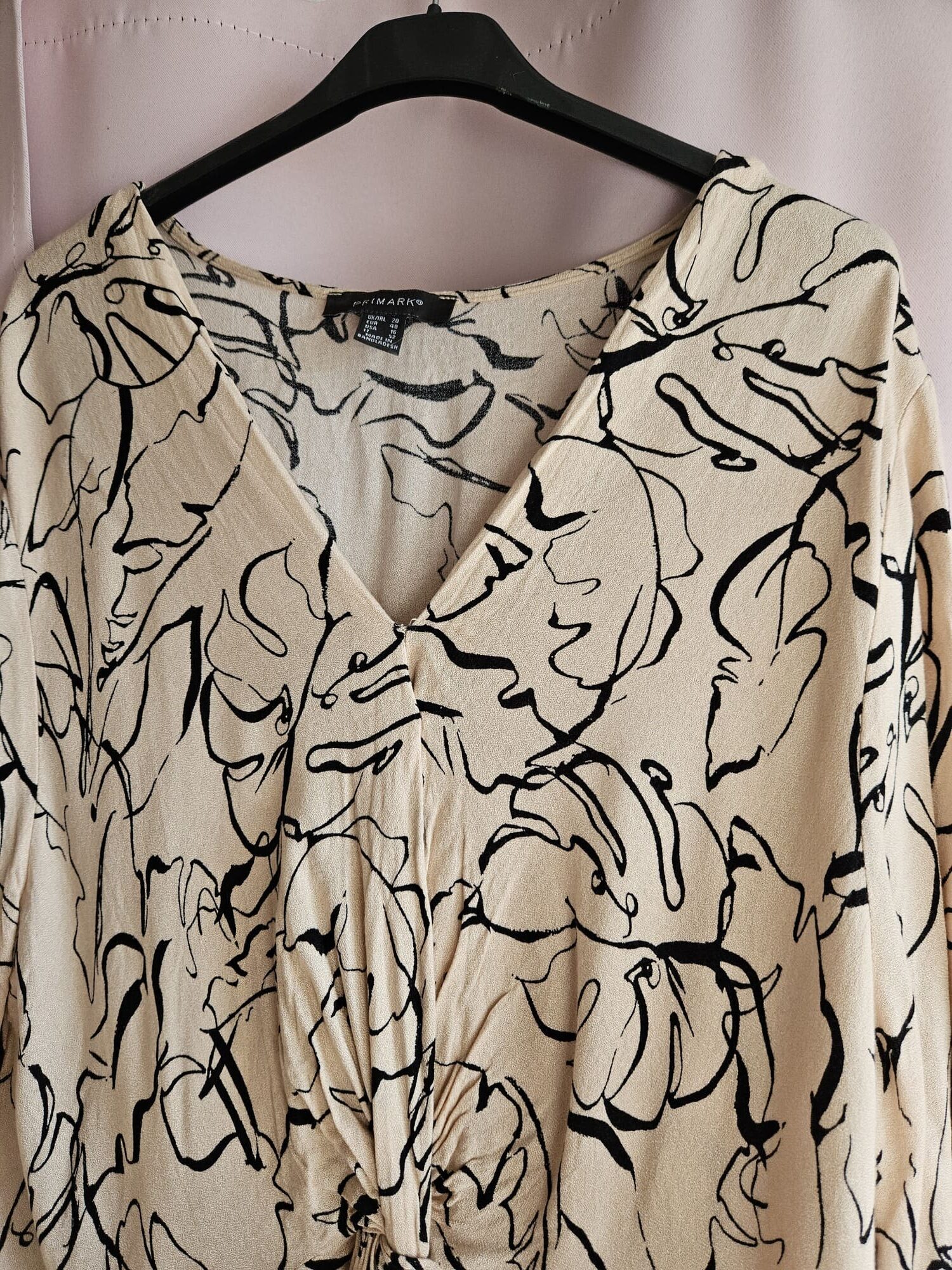 Beżowa bluzka w czarne wzory, wiązanie 4XL - obrazek 4