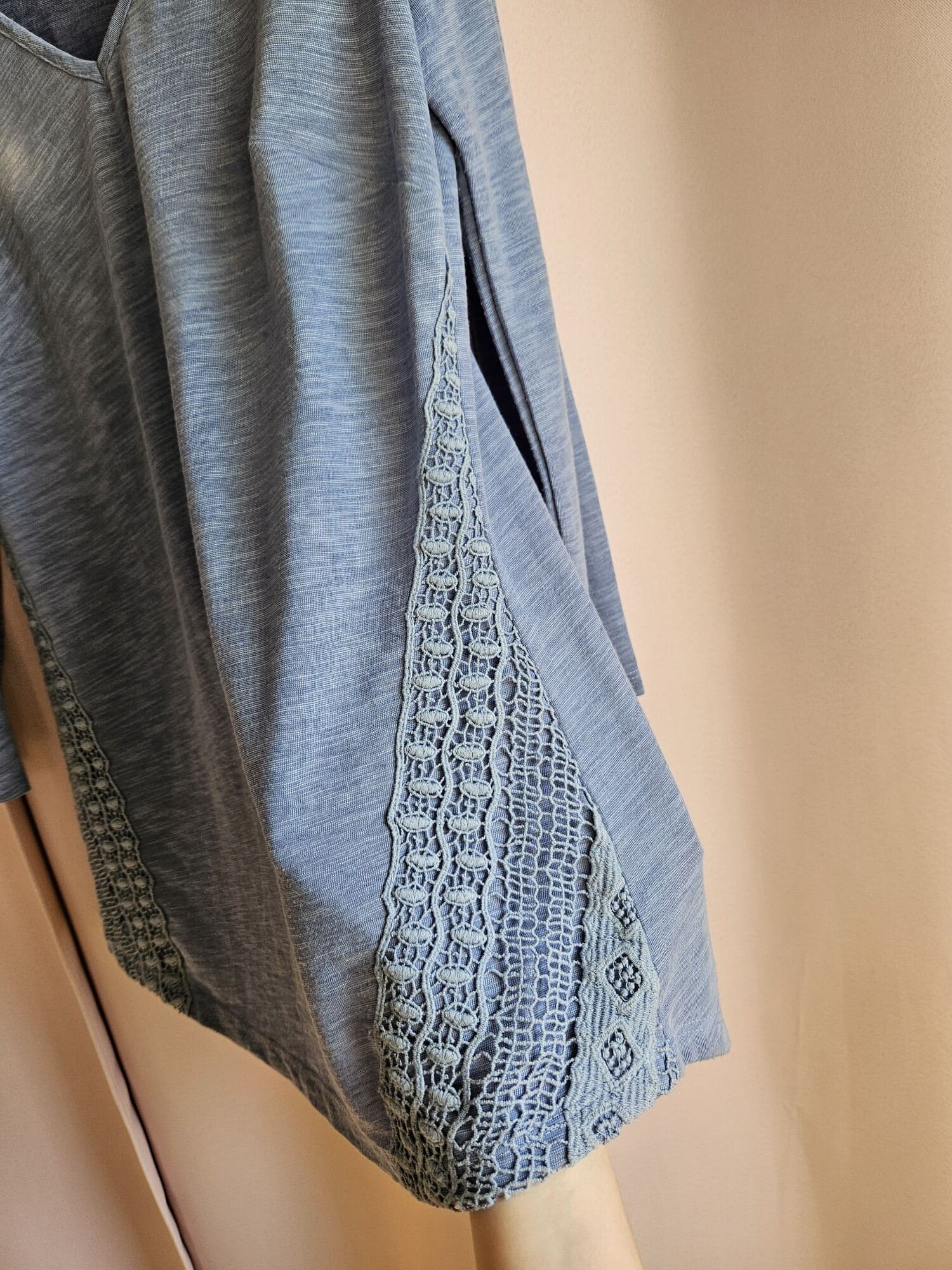 Niebieska tunika z koronkowymi detalami XL - obrazek 4