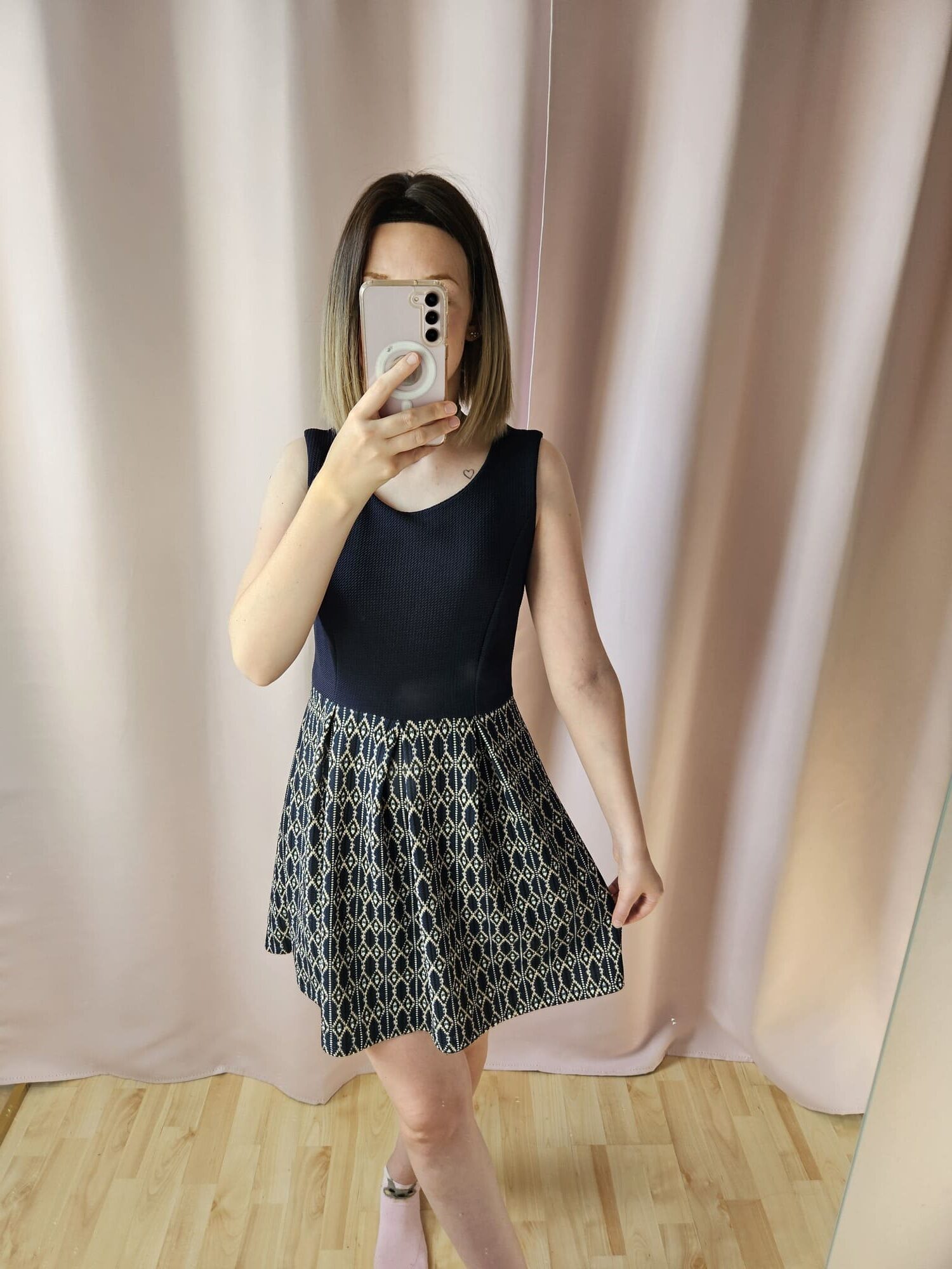 Granatowa sukienka w geometryczne wzory M