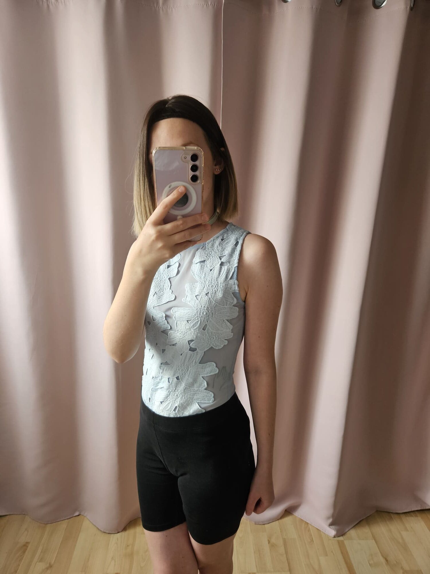 Jasnoniebieskie body koronkowe ze wzorem kwiaty Luc-ce M