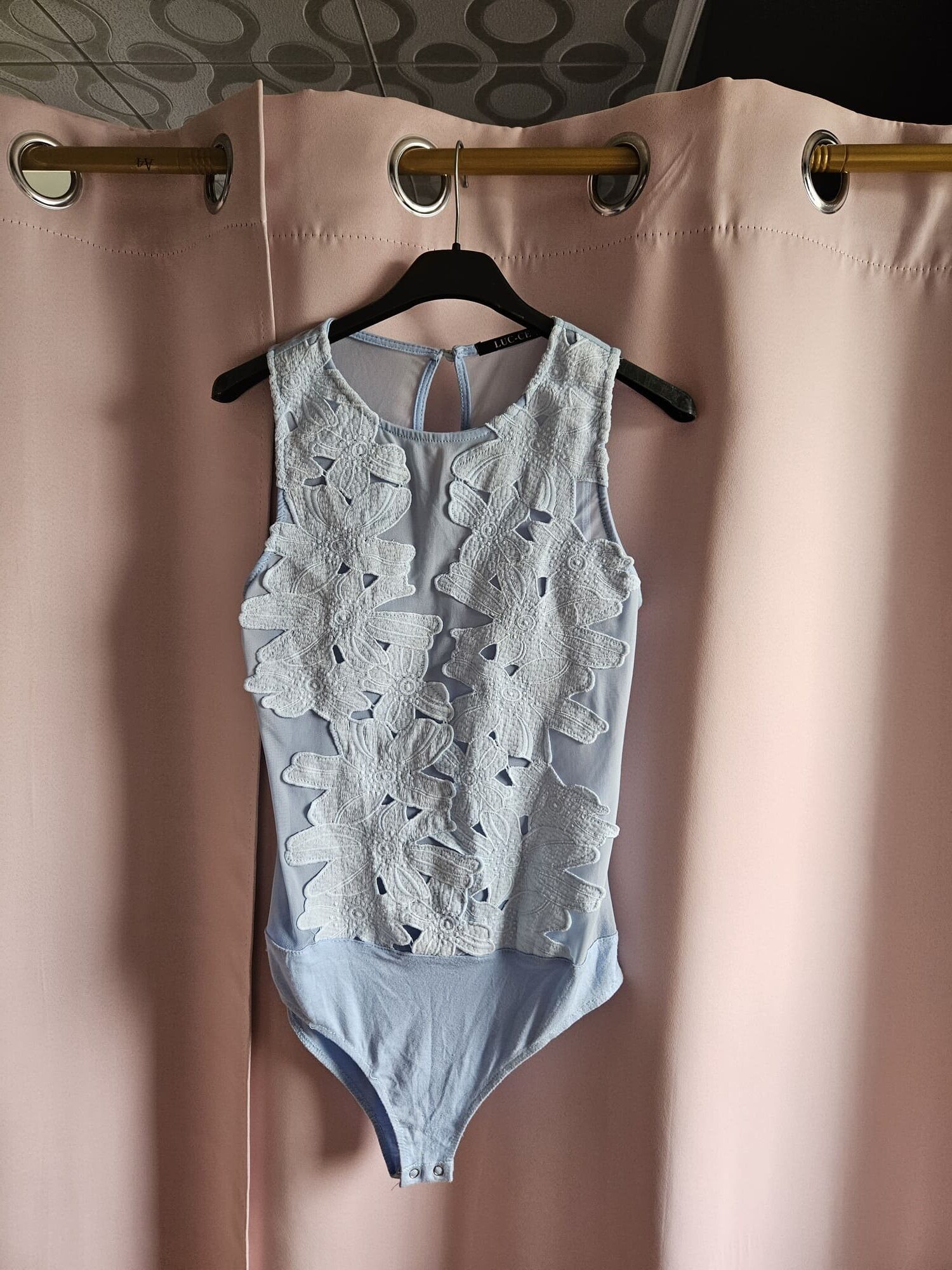 Jasnoniebieskie body koronkowe ze wzorem kwiaty Luc-ce M - obrazek 2