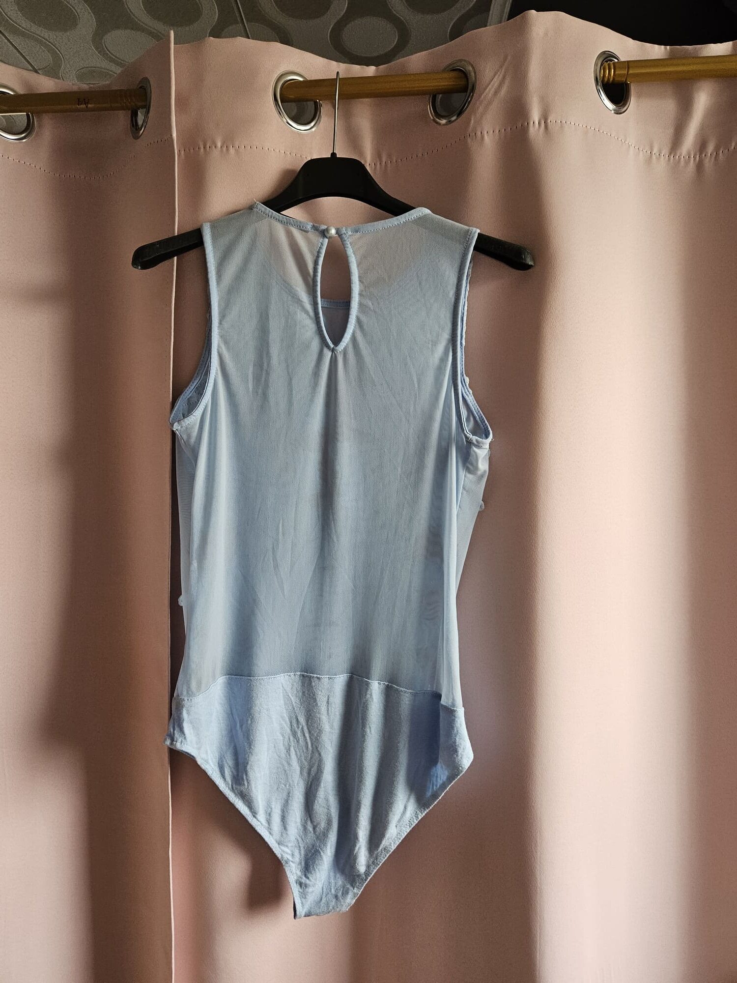 Jasnoniebieskie body koronkowe ze wzorem kwiaty Luc-ce M - obrazek 3